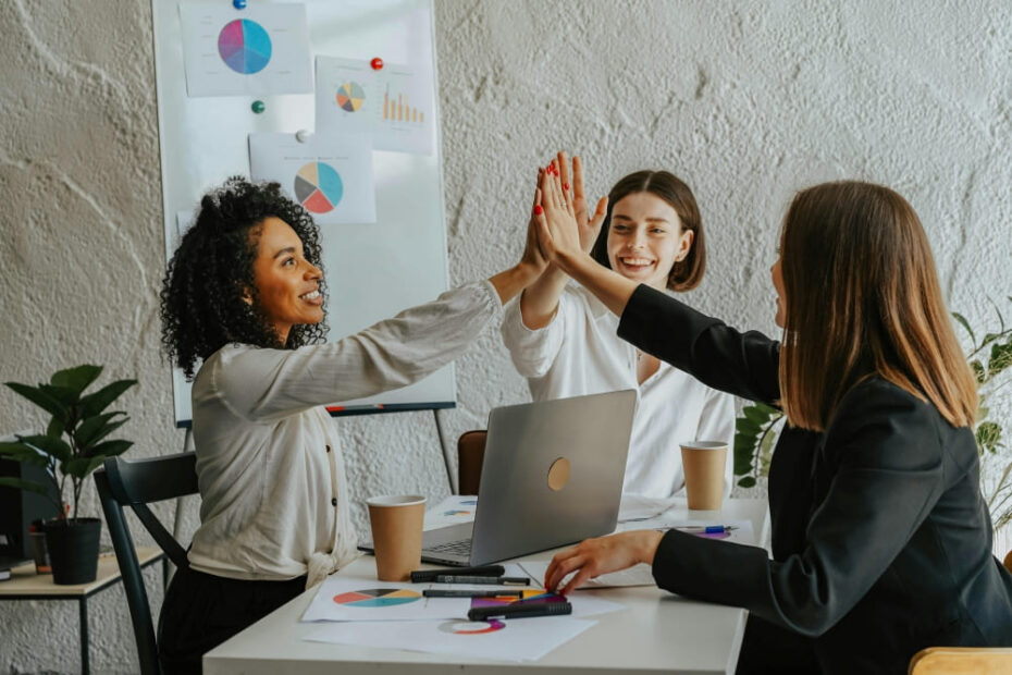 3 mulheres empreendedoras batendo as mãos