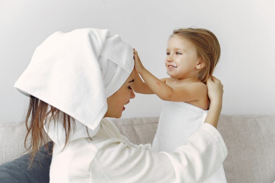 mãe e filha com roupão autocuidado