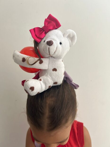 Cabelo maluco infantil: ideia com arco de ursinho