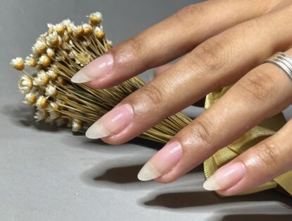 Unhas nude e sem esmalte são a grande tendência para 2025