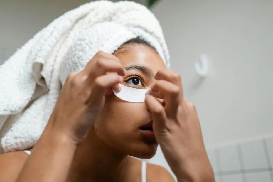 Mulher negra aplicando máscara para área dos olhos. ótima opção para que você durma bem 