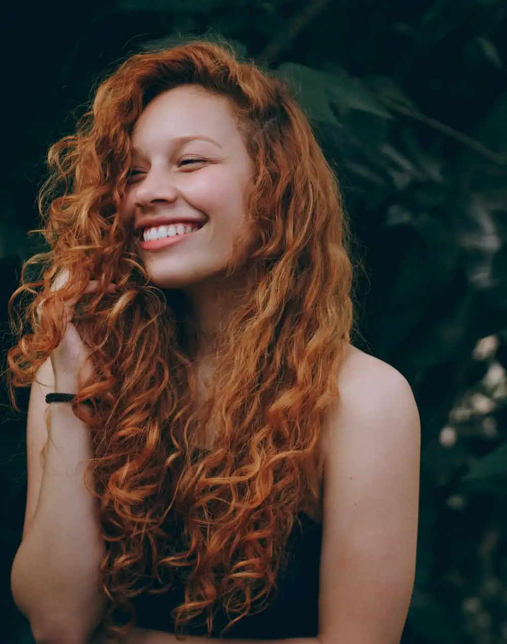 Bons hábitos para salvar o cabelo no verão mulher de cabelos ruivos e cacheados