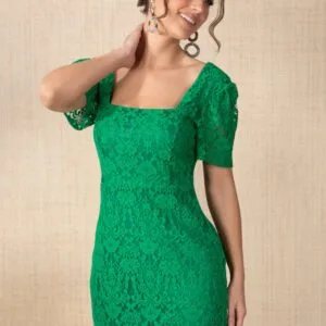 mulher usando vestido verde curto em renda